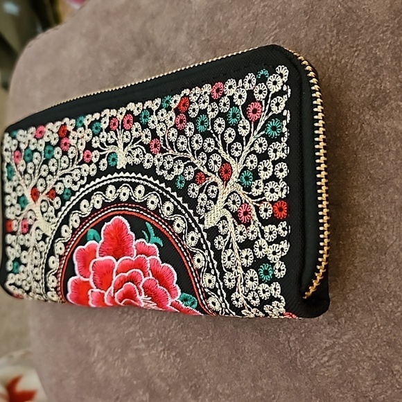 3/$30 Mexican Floral Embroidered Zipper Wallet - Picture 4 of 7